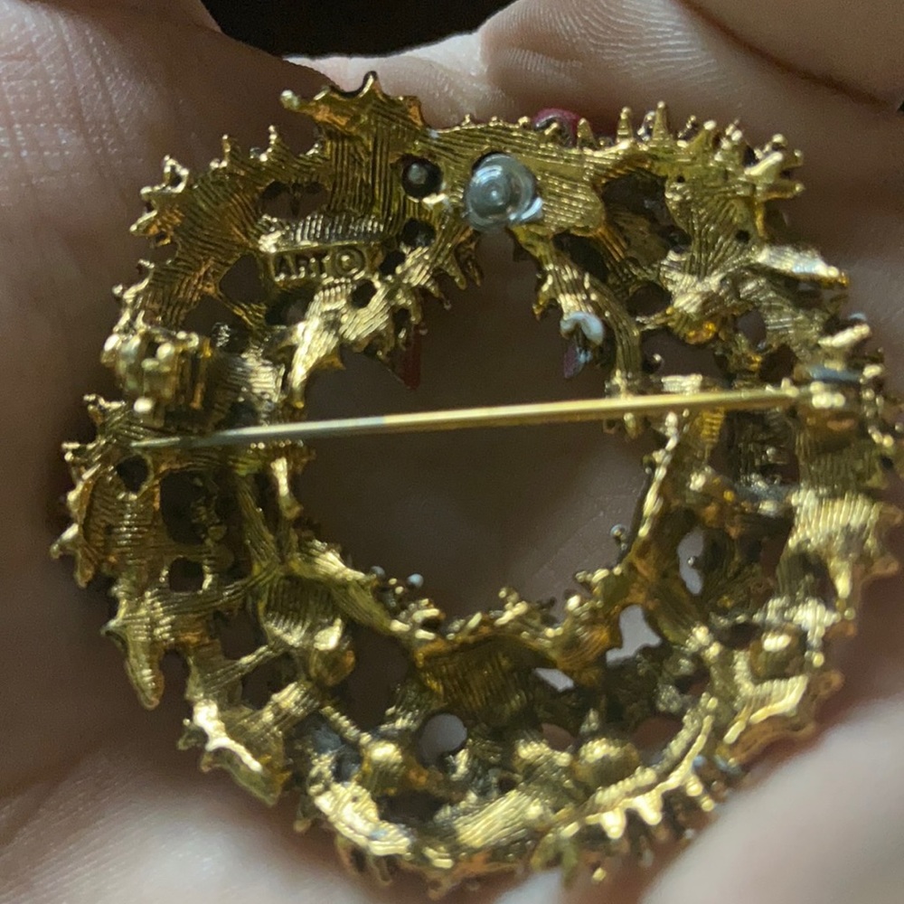 Wreath brooch